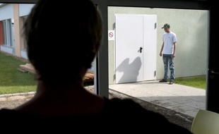 Environ 150 salariés d'une association d'action sociale de Dunkerque se sont rassemblés devant le siège de celle-ci et entendaient exercer leur droit de retrait après le suicide d'un éducateur sous le coup de sanctions, a constaté une correspondante de l'AFP.