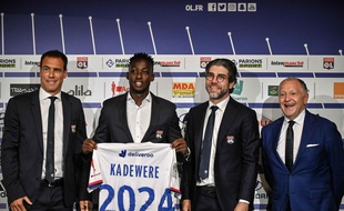 Bruno Cheyrou, Juninho et Jean-Michel Aulas entourent mercredi l'ancien attaquant havrais Tino Kadewere, qui s'était engagé avec l'OL lors du dernier mercato hivernal avant d'être prêté au HAC. JEFF PACHOUD