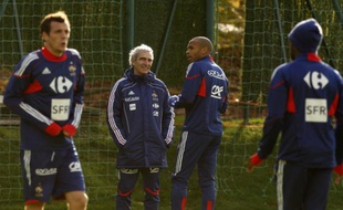 Raymond Domenech discute avec Thierry Henry à Clairefontaine à la veille d'Eire-France, le 13 novembre 2009