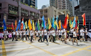 Des manifestants défilent à Hong Kong pour soutenir le gouvernement local contre un mouvement de désobéissance civile qui menace de paralyser la mégapole financière, le 17 août 2014
