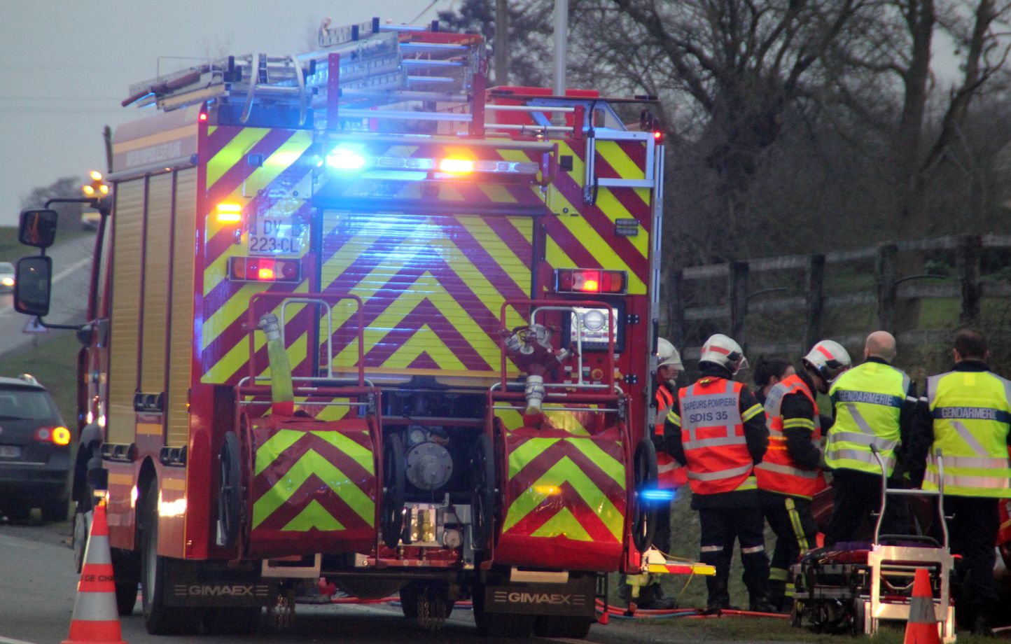 Illustration de l'intervention de pompiers et gendarmes lors d'un accident de la route. Ici en 2015 près de Rennes.