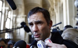 Un témoin au procès en appel d'Yvan Colonna, commissaire de police en détachement qui fut haut fonctionnaire en Corse, a affirmé vendredi soir que deux hommes soupçonnés d'avoir participé à l'assassinat du préfet Erignac en 1998 étaient "peut-être" en liberté.
