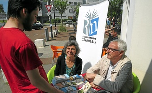 Fabienne Thomas et Hervé Huguen, au Café de la Place, dimanche.