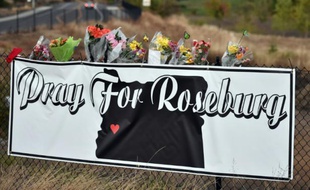 Une banderole de soutien aux victimes de la tuerie de Roseburg, dans l'Oregon, a été apposée non loin de l'entrée du campus d'Umpqua, le 2 octobre 2015