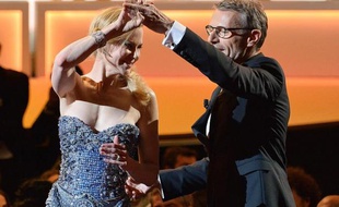 L'acteur Lambert Wilson dansant une rumba avec Nicole Kidman durant la cérémonie d'ouverture du 67e festival de cannes le 14 mai 2014