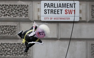 Une marionnette à l'effigie de Boris Johnson est brandie devant le Parlement britannique, le 14 octobre 2019.