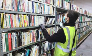 Dans l'entrepôt de Recyclivre, plus d'un million de livres dans ces rayons. Bientôt, ces ouvrages partiront dans toute la France.