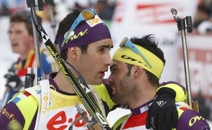 Les frères Fourcade Martin (à g.) et Simon (à dr.) à l'arrivée de la poursuite des Mondiaux de Ruhpolding, le 4 mars 2012.