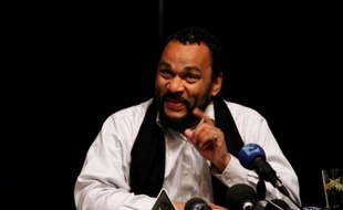 Dieudonné le 21 mars 2009 lors d'une conference de presse pour annoncer son intention de se présenter aux élections européennes.