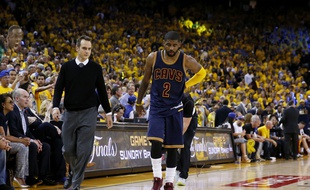 Le joueur des Cavaliers de Cleveland, Kyrie Irving, blessé face à Golden State le 4 juin 2015.