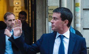 Le ministre de l'Intérieur, Manuel Valls, à nouveau très critiqué la semaine dernière en pleine affaire Leonarda, a appelé lundi la majorité à ne pas créer le "désordre", alors que les décisions de François Hollande sont critiquées de toutes parts.