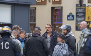 Alexandra Benalla, casque sur la tête (à droite), place de la Contrescarpe à Paris, le 1er mai 2018.