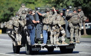 Des hommes du SWAT déployés sur le site de la fusillade, à San Bernardino ( Etats-Unis), le 2 décembre 2015.