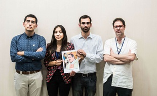 Quatre victimes d'actes de pédophilie posent avec la photo de Mgr Juan Barros, soupçonné d'avoir couvert les agissements du père Karadima, au Chili.