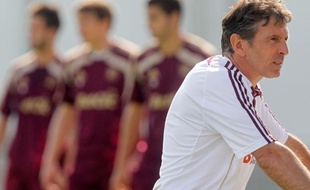 L'entraîneur de l'Olympique lyonnais Claude Puel, lors d'un entraînement le 21 septembre 2010.