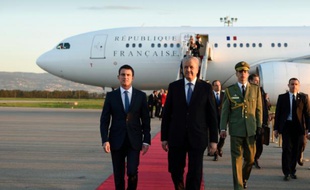 Le Premier ministre algérien Abdelmalek Sellal accueille son homologue français Manuel Valls (G) lors de son arrivée à l'aéroport d'Alger, le 9 avril 2016