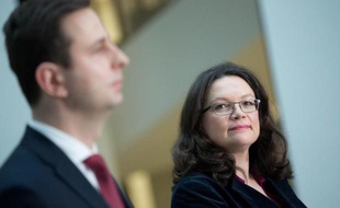 La ministre allemande du Travail Andrea Nahles (d) et son homologue polonais Wladyslaw Kosiniak-Kamysz (g) lors d'une conférence de presse à Berlin le 30 janvier 2015