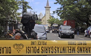 La police devant la cathédrale de la ville indonésienne de Makassar, le 28 mars 2021.