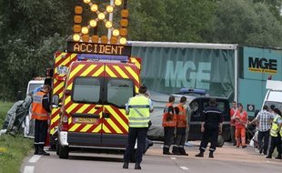 Les secouristes s'affairent sur le site de l'accident de la route, près de Troyes, mardi.