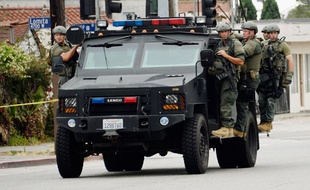 Les hommes du SWAT de la police de Los Angeles arpentent les rues pour retrouver le fugitif, le 25 juin 2013.