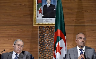 Le Premier ministre algérien nouvellement nommé, Noureddine Bedoui (à droite) donne une conférence de presse conjointe avec son adjoint Ramtane Lamamra à Alger le 14 mars 2019.