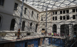 Lyon, le 14 juin 2016
Visite de chantier du Grand Hôtel-Dieu de plein, à mi parcours. Les premiers commerces doivent ouvrir à la fin de l'année 2017. Les bureaux et logements doivent aussi être livrés pour le mois de décembre