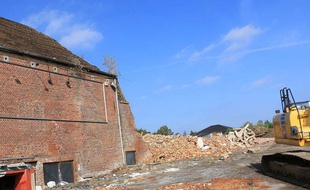 Ferme témoin de la dernière bataille napoléonienne, en cours de destruction près de Waterloo (Belgique)