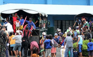 Des habitants de Legazpi, au sud-est de Manille, évacués vers des abris, le 6 décembre 2014, à l'approche du typhon Hagupit, aux Philippines
