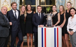 Le président de la Fédération française de tennis (FFT), Bernard Giudicelli, le capitaine de la Fed Cup, Julien Benneteau, Pauline Parmentier, Caroline Garcia, le président français Emmanuel Macron, Alize Cornet, Fiona Ferro, Kristina Mladenovic et la ministre française des Sports, Roxana Maracineanu.