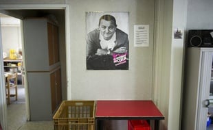 Le portrait de Coluche dans les locaux des Restos du Coeur à Paris.