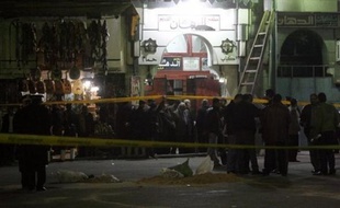 La police a arrêté trois hommes suspectés d'être impliqués dans l'attentat de dimanche au Caire qui a causé la mort d'une jeune française et blessé 25 touristes, selon une source de sécurité.