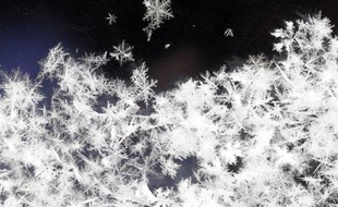 Flocons de neige sur la vitre d'une voiture.