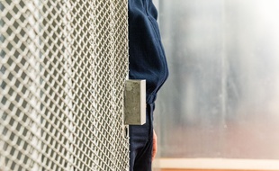Un surveillant dans une prison. Illustration.