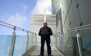 Entre les tours de La Défense, le plus grand quartier d'affaires européen, près de Paris, le père Michel Anglarès tend l'oreille aux salariés venus confier leurs difficultés, se "ressourcer" et réfléchir aux façons d'"humaniser" l'entreprise.
