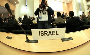 La chaise vide de la délégation israélienne à la conférence de Durban II sucite l'intérêt des photographes