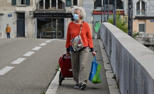 Une femme porte un masque à Grenoble pour aller faire ses courses.