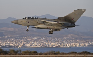 Un avion Tornado GR4 de la Royal Air Force atterrit à Chypre le 30 septembre 2014.