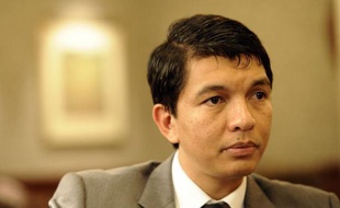 Le président de la Transition malgache Andry Rajoelina a indiqué dimanche qu'il avait proposé, en vain, de renoncer à se représenter à la prochaine présidentielle si son rival l'ancien président Marc Ravalomanana faisait de même.