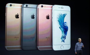 Le patron d'Apple, Tim Cook, présente les nouveaux modèles d'iPhone 6s, le 9 septembre 2015 à San Francisco