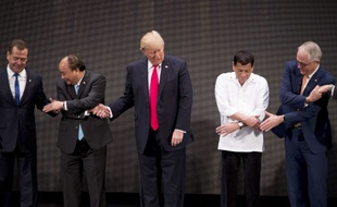 Donald Trump le 13 novembre 2017 à Manille, pour le sommet de l'ASEAN, entre le Premier ministre vietnamien et le président des Philippines.