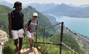 Sikou et Jomah-Khan surplombent ici le lac d'Annecy, lors d'une randonnée d'entraînement le 17 juin.