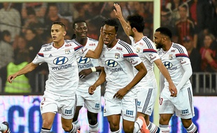 Bakary Koné (au centre) félicité par ses coéquipiers après son but inscrit de la tête face à l'OGC Nice.