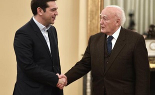 Le nouveau Premier ministre grec Alexis Tsipras (g) et le président grec Parolos Papoulias, le 26 janvier 2015 au palais présidentiel à Athènes