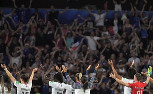 Le clapping des Bleues avec leur public, après la victoire face au Brésil en 8e de finale de la Coupe du monde.