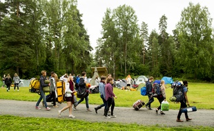 Des membres des Jeunes Travaillistes norvégiens arrivent sur l'île d'Utøya, pour le premier camp d'été, quatre ans après l'attaque perpétrée par l'extrémiste de droite Anders Behring Breivik, qui avait tué 69 personnes le 22 juillet 2011.