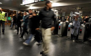 Des usagers à la station RER Châtelet les Halles, le 09 novembre 2009, à Paris