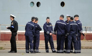 Des marins russes venus se former au maniement des navires "Mistral", le 30 juin 2014 sur le port de Saint-Nazaire