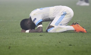 Bouna Sarr en pleurs sur la pelouse après la défaite de l'OM en finale de la Ligue Europa.