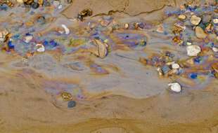 Un pétrolier vénézuélien endommagé et incliné menace de déverser les 1,3 million de barils de brut qu'il contient dans les eaux qui séparent le Venezuela et Trinité-et-Tobago