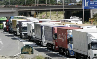 Une opération escargot de routiers, près de Lille, en juin 2008.